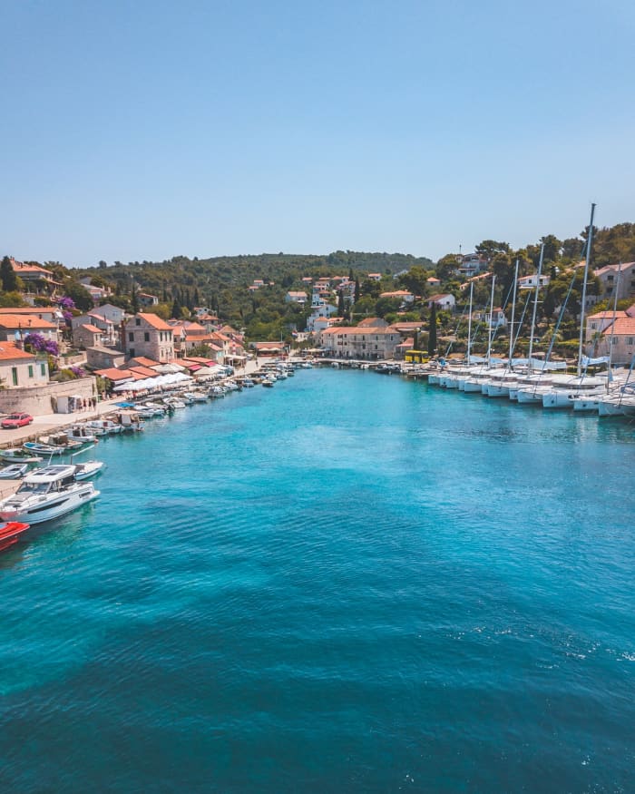 Découvrez le paradis turquoise du Blue Lagoon et de Šolta lors d'une excursion d'une journée en bateau à moteur au départ de Split