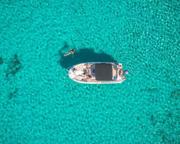 Escapada de medio día en barco a motor: aventura en la Laguna Azul y la bahía de Maslinica, desde Trogir