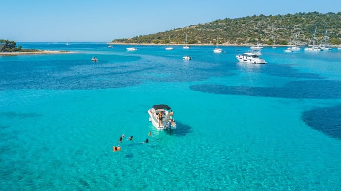Escapada de medio día en barco a motor: aventura en la Laguna Azul y la bahía de Maslinica, desde Trogir
