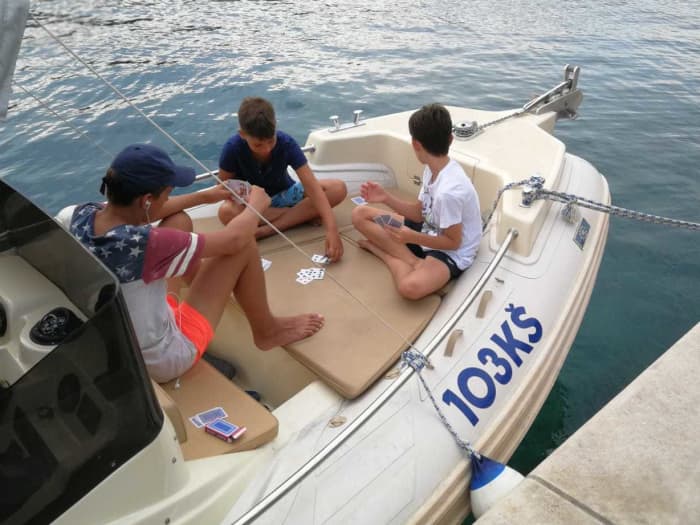 Consacrez une demi-journée à vous détendre sur un bateau à moteur à Split.