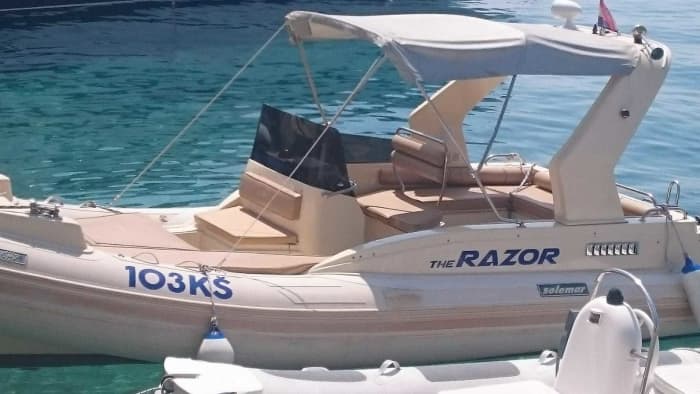 Consacrez une demi-journée à vous détendre sur un bateau à moteur à Split.