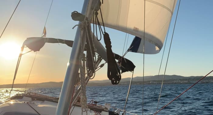 Geniet van een dag op een luxe zeilboot en ontdek Sitges.