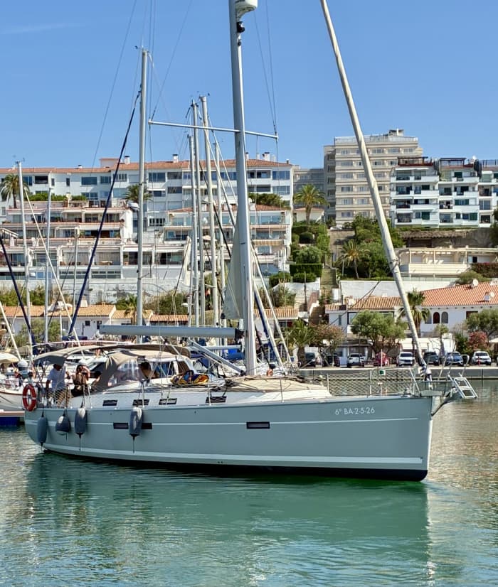 Njut av en halvdag på en lyxig segelbåt som utforskar Sitges