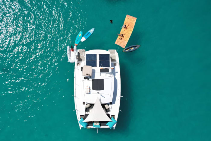 Cap sur le bonheur : une journée complète de navigation authentique en catamaran dans la baie de Simpson
