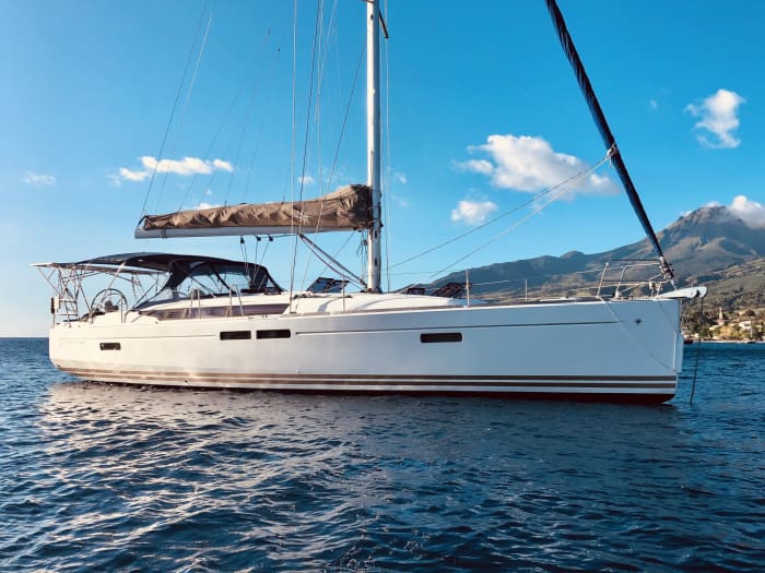 Enjoy a day at sea in Le Marin on a sailboat