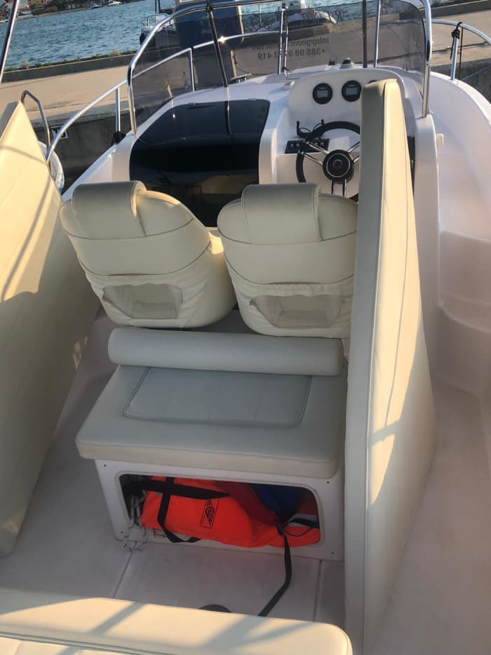Erkunden Sie die versteckten Buchten von Sukošan mit einem Motorboot