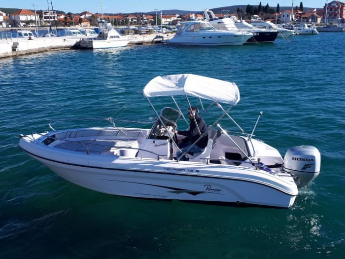 Goditi il sole con un'escursione in barca di 9 ore a Sukošan.