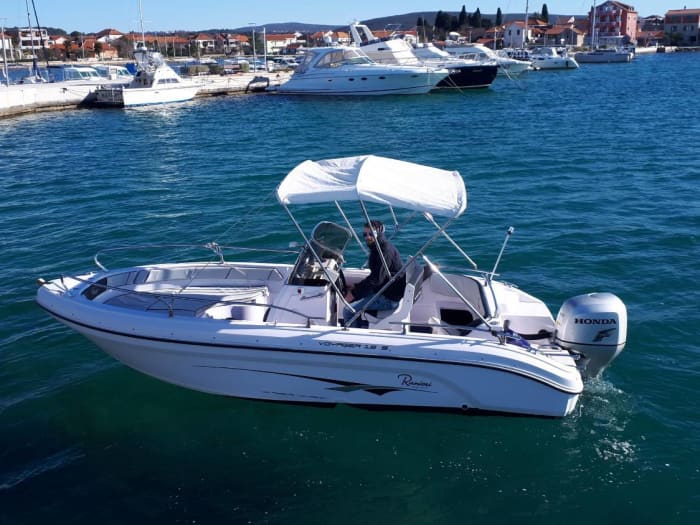 Goditi il sole con un'escursione in barca di 9 ore a Sukošan.