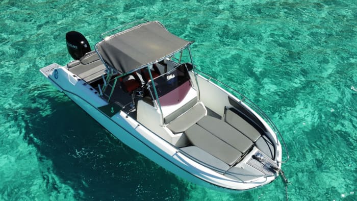Discover the coasts of Palma de Mallorca: a full-day excursion aboard a motorboat