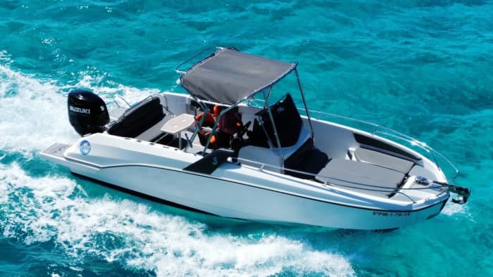 Discover the coasts of Palma de Mallorca: a full-day excursion aboard a motorboat