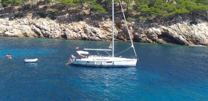 Private 4-hour sailing excursion in Barcelona.