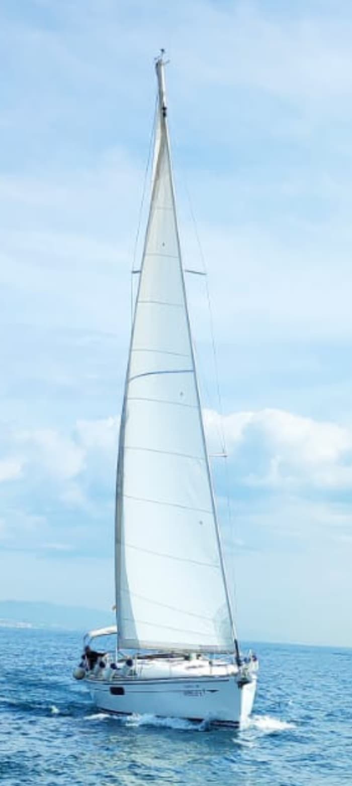 Private 4-hour sailing excursion in Barcelona.