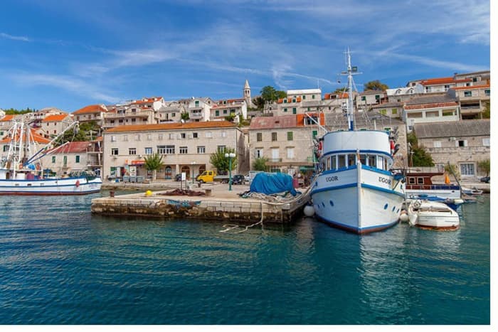 Votre journée à Omiš : louez un bateau à moteur pour 5 h de découverte.