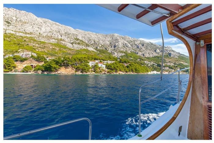 Votre journée à Omiš : louez un bateau à moteur pour 5 h de découverte.