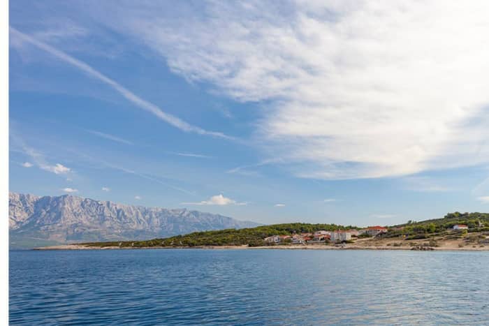 Votre journée à Omiš : louez un bateau à moteur pour 5 h de découverte.
