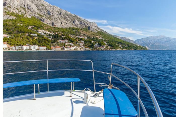 Votre journée à Omiš : louez un bateau à moteur pour 5 h de découverte.