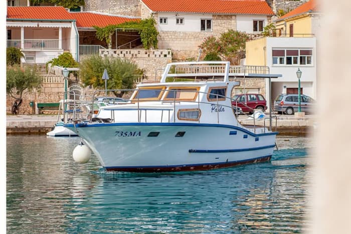 Votre journée à Omiš : louez un bateau à moteur pour 5 h de découverte.