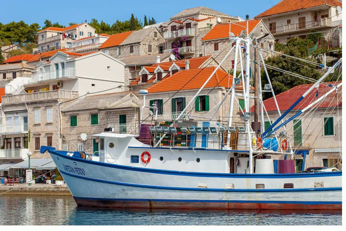 Votre journée à Omiš : louez un bateau à moteur pour 5 h de découverte.