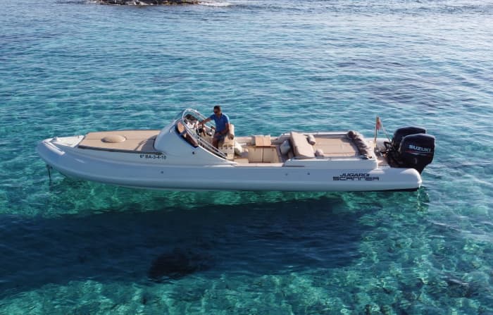 Dagtour naar Formentera (Cala Saona of Es Caló) of Ibiza (Es Vedrà) met een stop voor de lunch bij een strandrestaurant naar keuze.