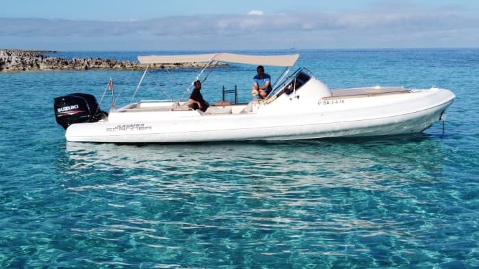 Dagtour naar Formentera (Cala Saona of Es Caló) of Ibiza (Es Vedrà) met een stop voor de lunch bij een strandrestaurant naar keuze.