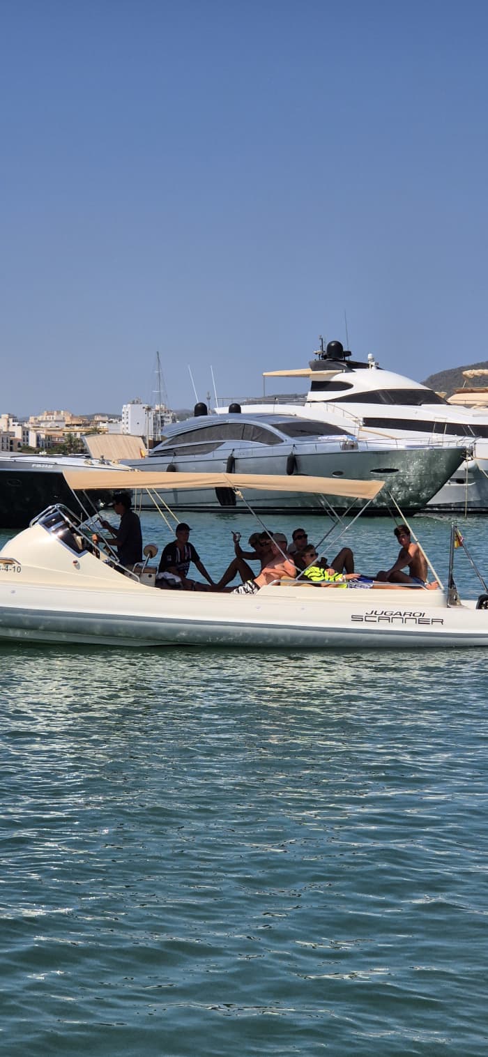 Dagtour naar Formentera (Cala Saona of Es Caló) of Ibiza (Es Vedrà) met een stop voor de lunch bij een strandrestaurant naar keuze.