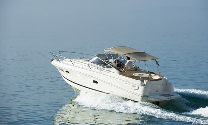 Seu barco a motor particular para um dia em Toulon.