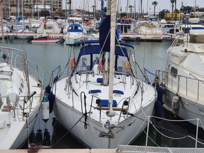 Spend a 9h sailing around Alicante on a sailboat