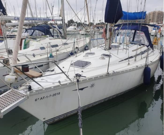 Spend a 9h sailing around Alicante on a sailboat