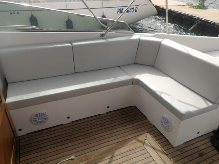 Scopri Favignana: una giornata intera di sole a bordo di un motoscafo.