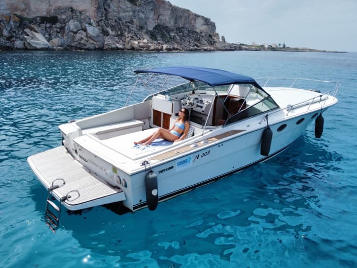 Scopri Favignana: una giornata intera di sole a bordo di un motoscafo.