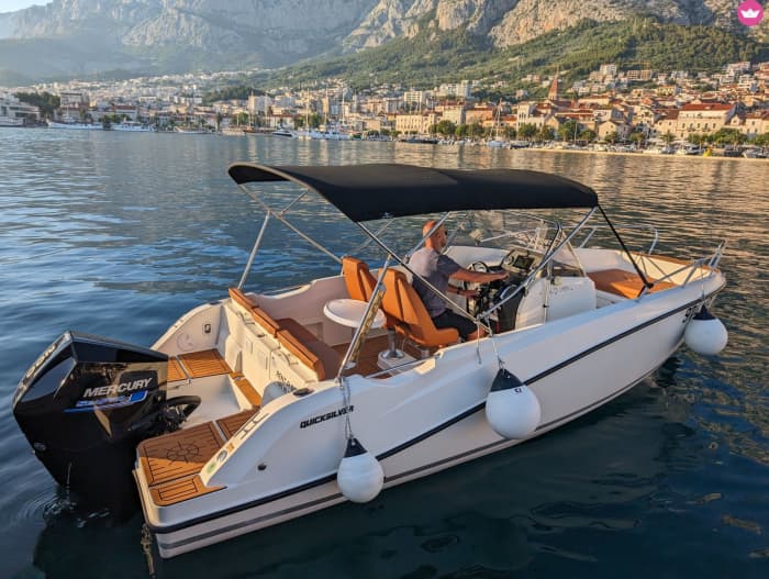 Geniet van 8 uur varen op de nieuwe Quicksilver en verken de baai van Montenegro.