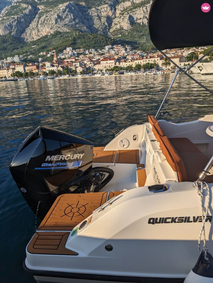 Geniet van 8 uur varen op de nieuwe Quicksilver en verken de baai van Montenegro.
