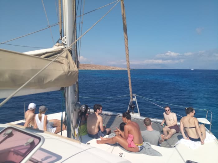 Blanc, bleu et divin : une journée complète en catamaran