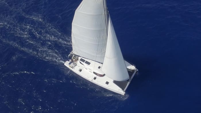 Blanc, bleu et divin : une journée complète en catamaran
