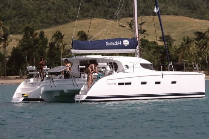 Blanc, bleu et divin : une journée complète en catamaran