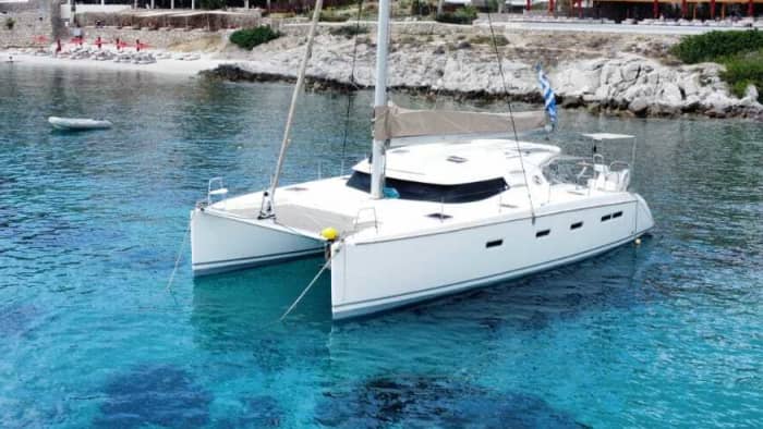 Blanc, bleu et divin : une journée complète en catamaran
