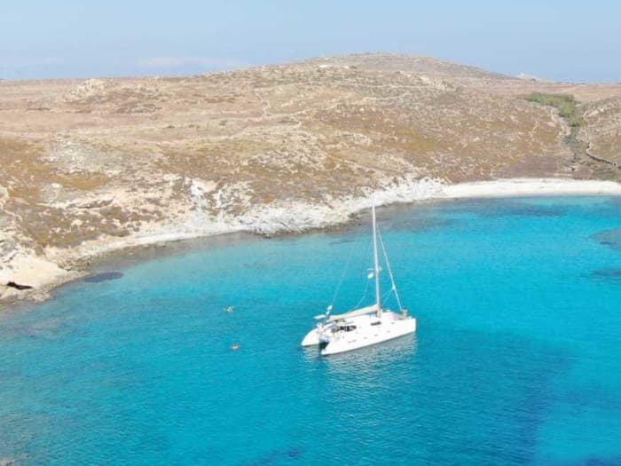 Blanc, bleu et divin : une journée complète en catamaran