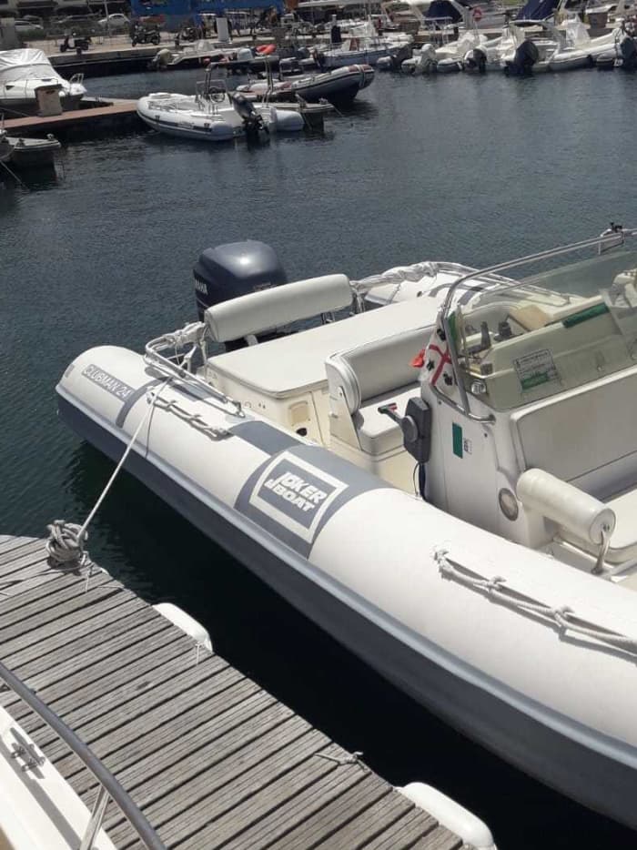 Scopri Santa Maria Navarrese a bordo di un motoscafo per 9 ore.