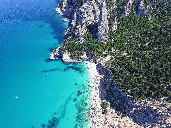 Scopri Santa Maria Navarrese a bordo di un motoscafo per 9 ore.