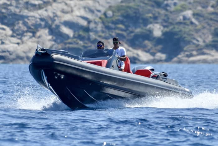 Votre journée à Naxos : louez un bateau à moteur pour une journée complète de découverte.