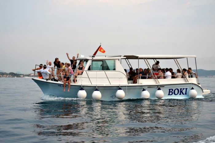 Sea, Love & Sun: A full day of emotions on a motorboat
