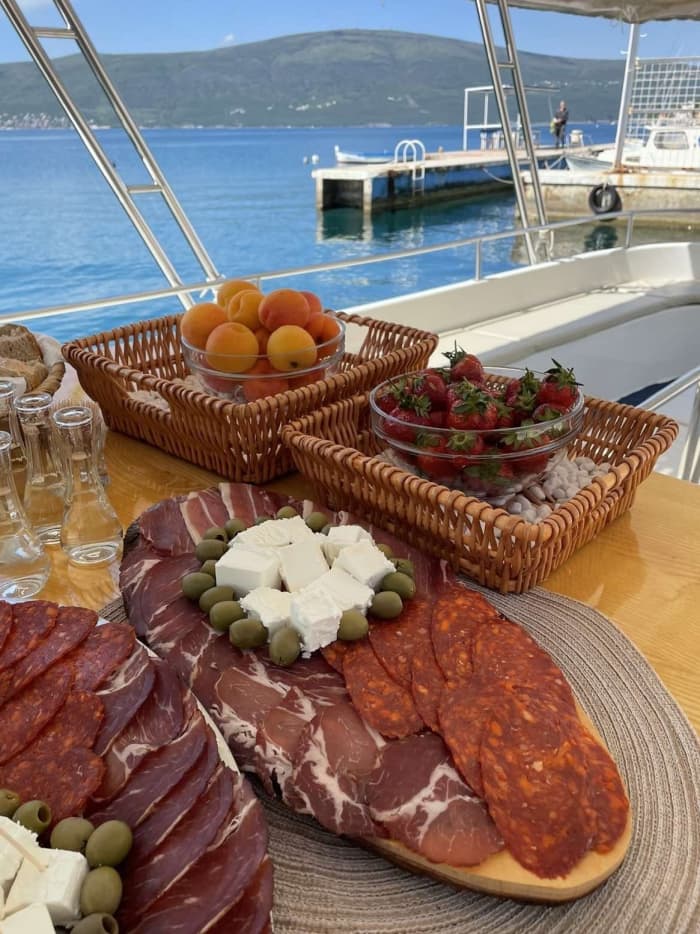 Sea, Love & Sun: A full day of emotions on a motorboat