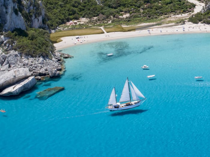 Une aventure en voilier d'une journée : découvrez les joyaux cachés de la Sardaigne