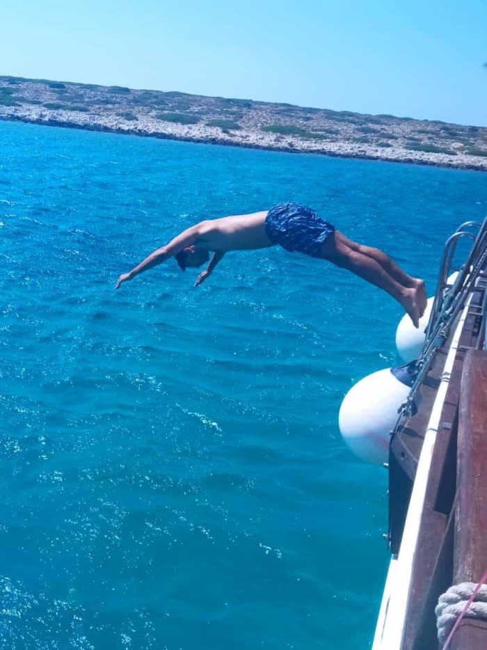 Votre escapade VIP à Piso Livadi : une traversée de 3 h 30 en goélette