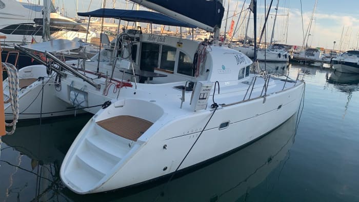 Passe 8 horas navegando em um catamarã ao redor de Estepona.
