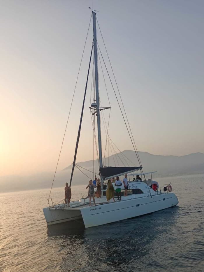 Passe 8 horas navegando em um catamarã ao redor de Estepona.
