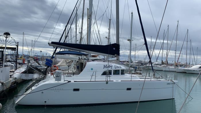 Passe 8 horas navegando em um catamarã ao redor de Estepona.