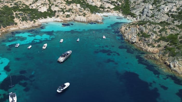 Tagesausflug nach Caprera und La Maddalena: zwischen Traumstränden und kristallklarem Wasser