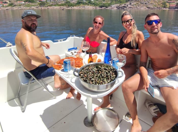 Un día completo para descubrir la costa de Ézaro desde el mar