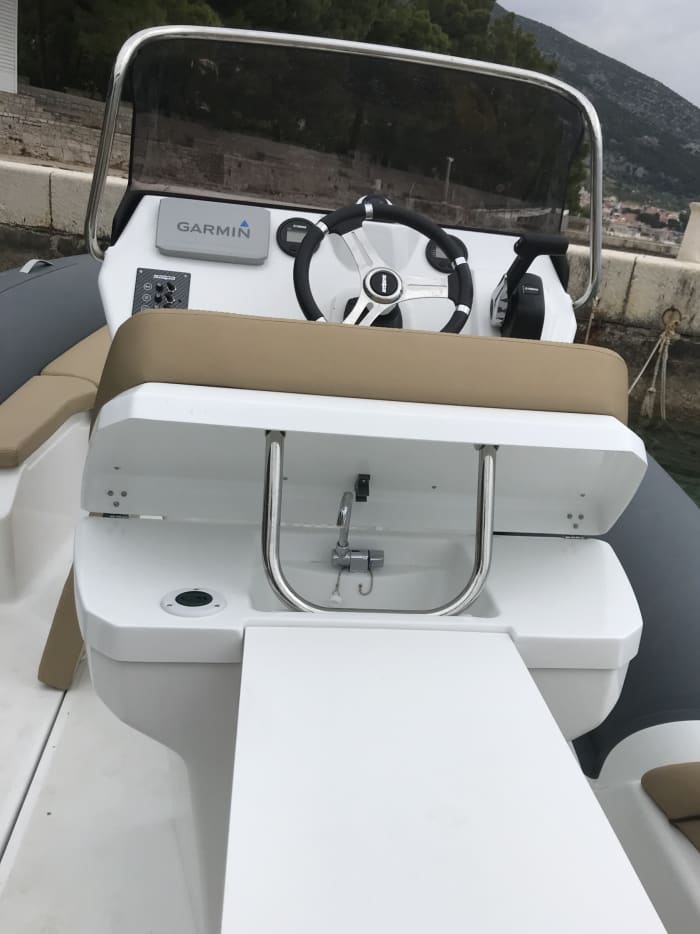 Ontspan tijdens een boottocht van 4 uur in de haven van Bol.